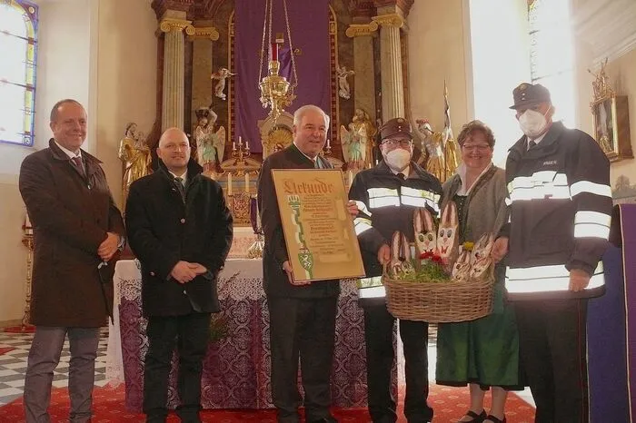 Nicht nur die Ehrenbürgerschaftsurkunde gab es für LH Schützenhöfer sondern auch einen traditionellen Fischbacher Osterhasenkorb für seine Familie.