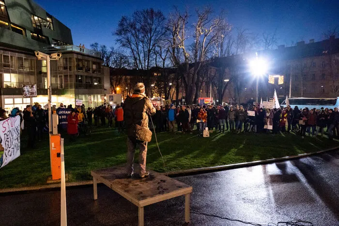 Nachdem sie sich beim Andreas-Hofer-Platz getroffen hatten, marschierten die Demonstranten weiter zur Schlusskundgebung vor der Oper