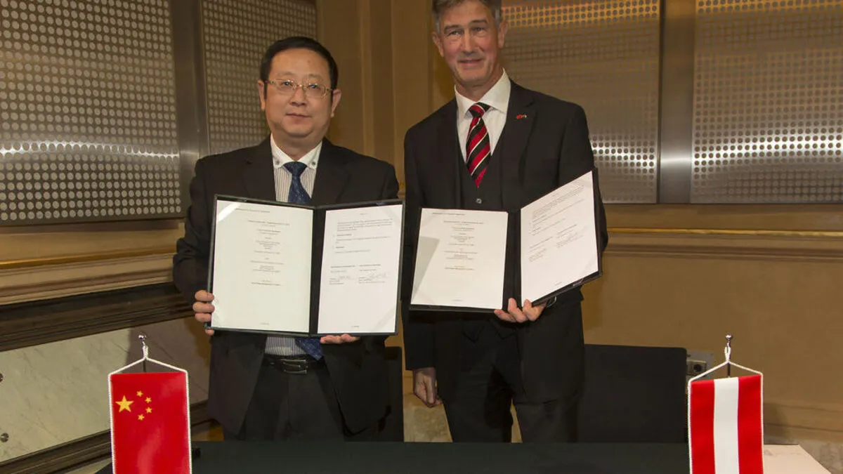 Rektor Harald Kainz und ZHOU Yu, CETC