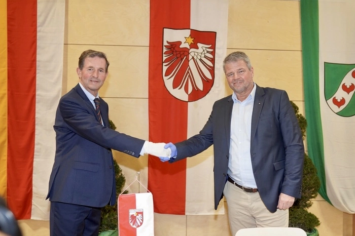 Angelobung durch den Bezirkshauptmann: Bürgermeister Gerhard Köfer