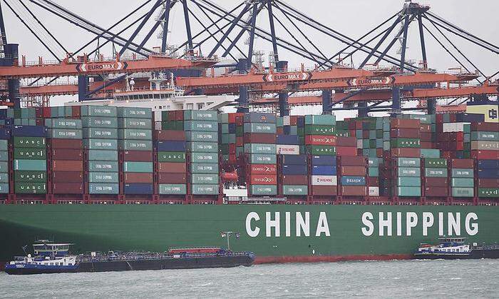 Knapp 400 Meter lang und 58,6 Meter breit ist die CSCL Globe