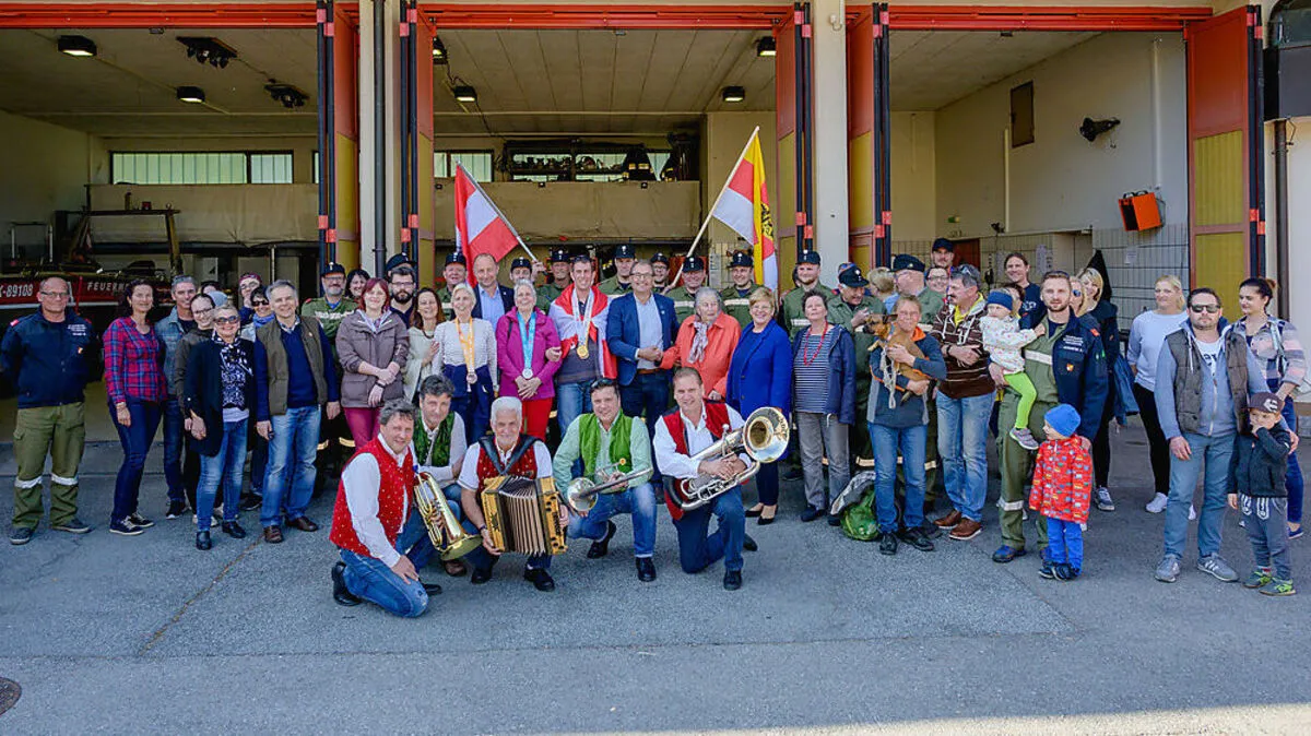 Jede Menge Gratulanten waren zur Feuerwehr gekommen, um Ingo Werba zu feiern.