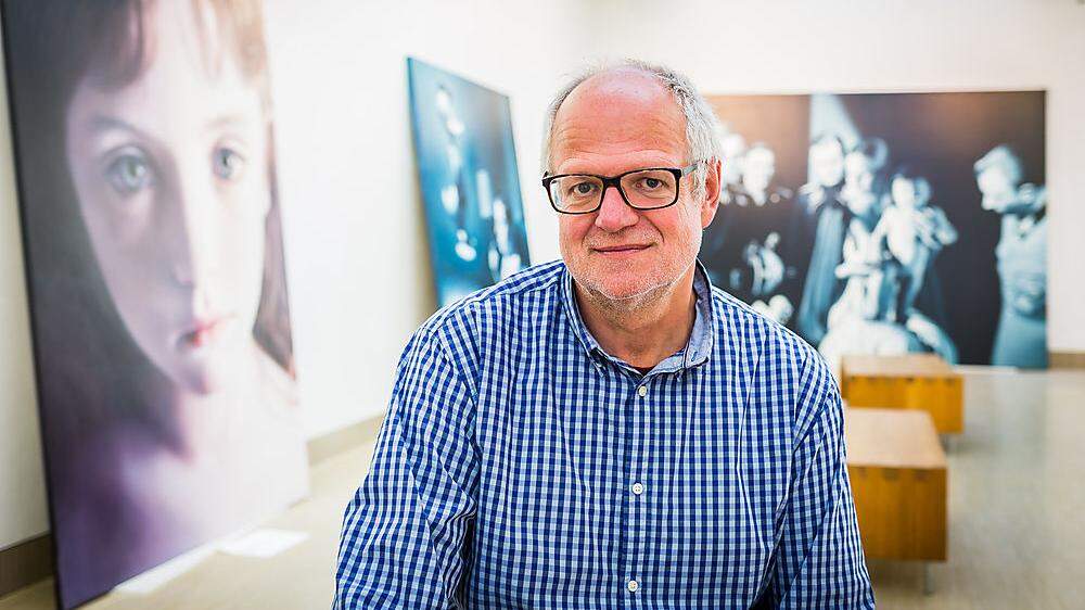 Arthur Ottowitz in der Werner Berg Galerie, im Hintergrund die Bilder von Gottfried Helnwein