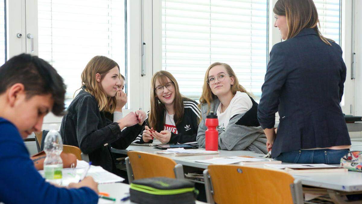 Ethik-Lehrerin Sandra Weinhofer mit ihren Schülern