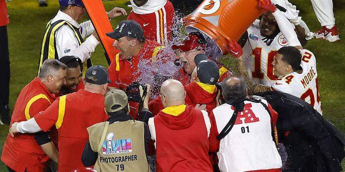  Die Kansas City Chiefs holten den Titel im 57. Super Bowl, Head Coach Andy Reid bekam die obligatorische "Gatoradedusche"
