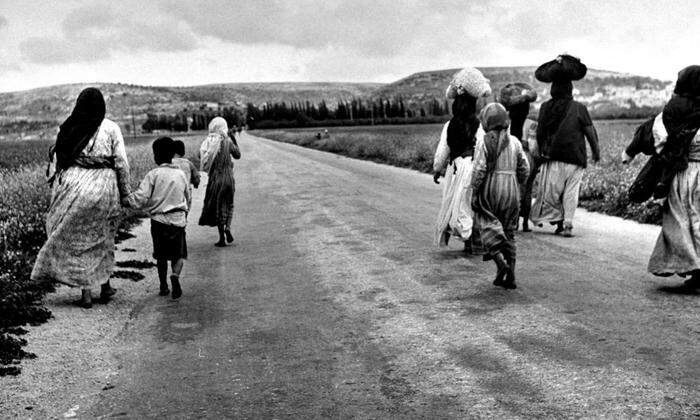 1. Mai 1948. Aus ihrem Dorf in Palästina vertriebene Frauen und Kinder auf dem Weg in eine ungewisse Zukunf