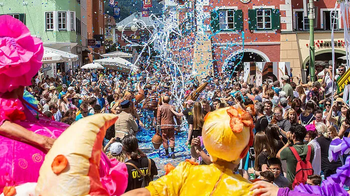 Ein großer Konfetti- und Luftschlangenregen war der krönende Abschluss der Mittagsparade
