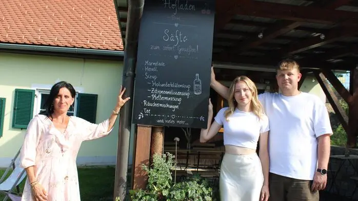 Heide Pros mit Tochter Katharina und deren Freund Lukas vor ihrem Hofladen