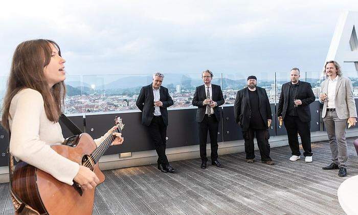 Stimmig: Singer-Songwriterin Vida No begleitete den Festakt auf der Terrasse des Styria-Skyrooms