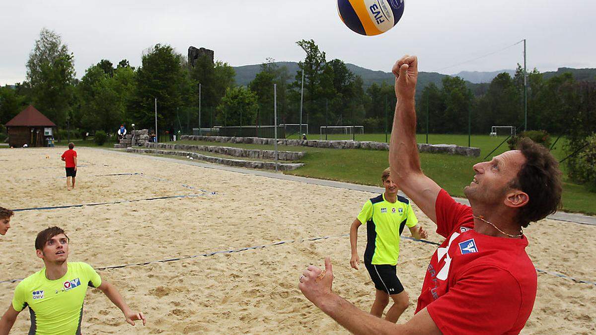 Der ÖSV-Skisprungchef spielt selbst beim Beachvolleyball mit