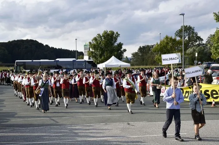 Ein beeindruckendes Klangbild hinterließ das gemeinsame Musizieren alles Blaskapellen auf dem Sportplatz