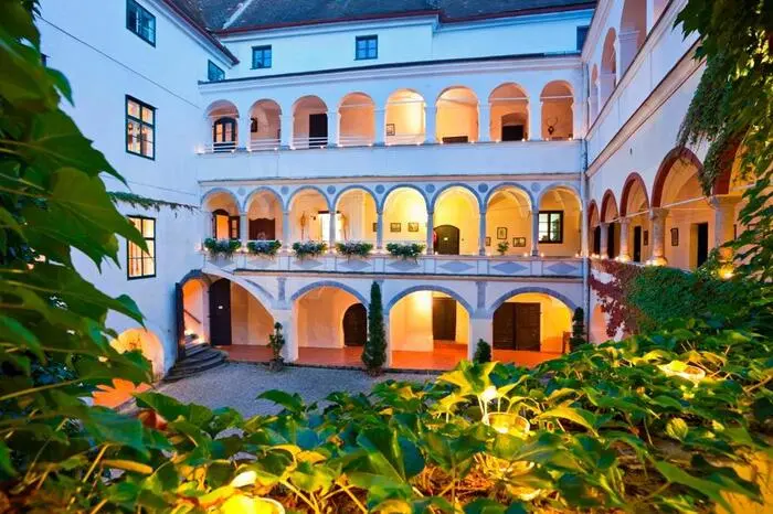 Schloss Ernegg. Im 1000-jährigen Schloss Ernegg in Niederösterreich werden Märchenträume wahr. Ob kirchliche Trauung in der gotischen Schlosskapelle, als standesamtliche Trauung auf der Rosen-Terrasse, als freie Zeremonie im Renaissance-Arkadenhof oder im englischen Garten – das Schloss Ernegg hat viel zu bieten.