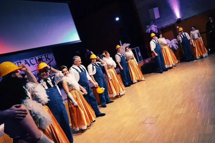 Die Choreografie der Polonaise stammt von Bettina Felgitscher von der Firma Tanzauftrag. Die Mitternachtseinlage mit viel Akrobatik strapazierte die Lachmuskeln.