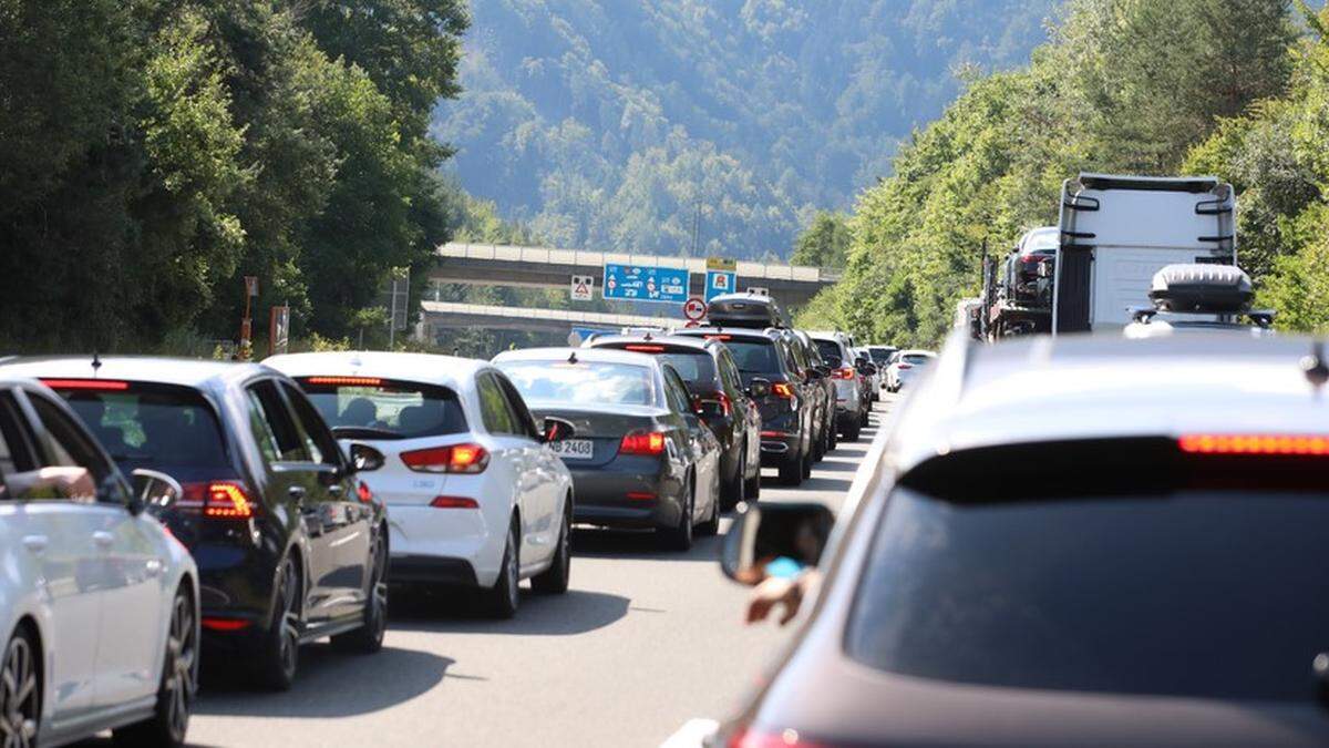 Schon in den vergangenen Tagen sorgte das verlängerte Wochenende vielerorts für zähflüssigen Verkehr (Symbolfoto)