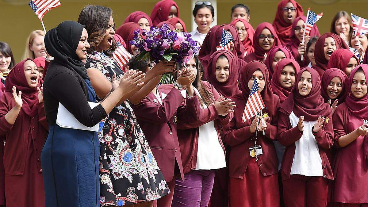 Diches Programm: Michelle Obama, hier in einer Mädchenschule, war auch bei Prinz Harry zu Gast - auf einen Tee