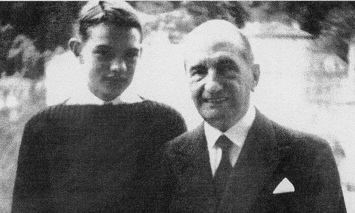 Ein Bild aus dem Familienalbum: Der Enkel neben seinem Großvater Willy Elmayer-Vestenbrugg