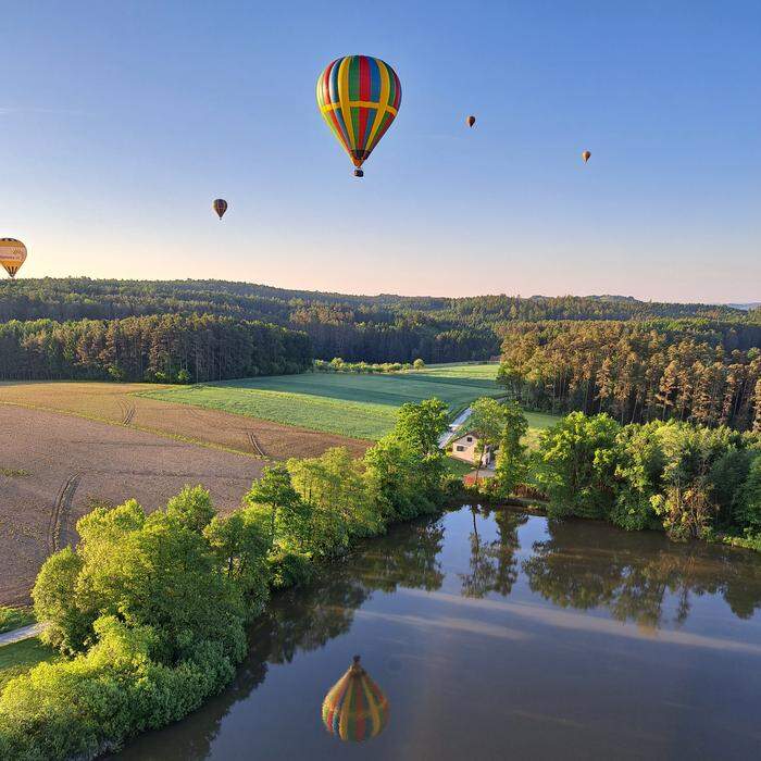 Genuss von oben  | Unsere Leserin genoss ihre Ballonfahrt über Schloss Schielleiten und den Stubenbergsee: „Der Ballon spiegelt sich im See, im Herzen spiegelt sich die Dankbarkeit über unsere wunderbare Steiermark“, schreibt sie uns.