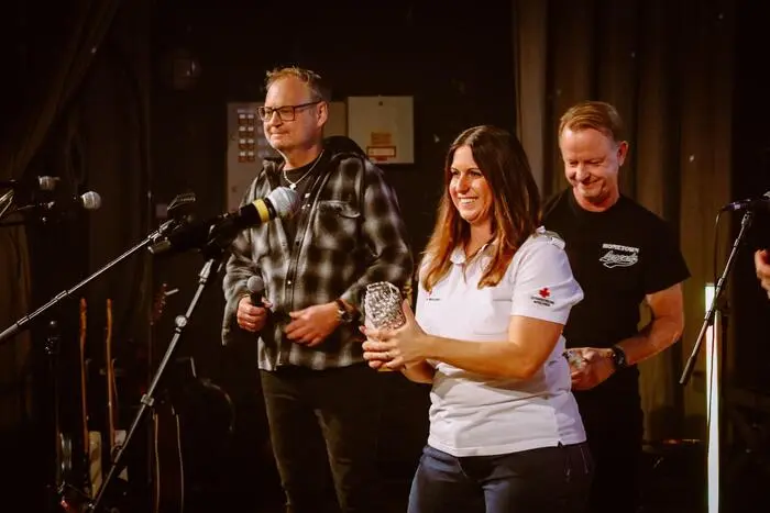 Die Ehrung fand als Höhepunkt eines besonderen Abends statt: Im Anschluss an einen Empfang mit Bürgermeister Mario Abl wurde den Geehrten ihre Auszeichnung während des Konzerts der „Hometown Legends“ überreicht. 