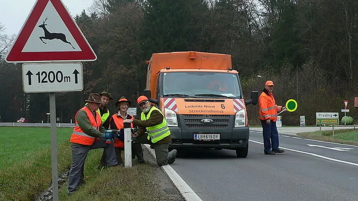 Die Jäger bei der Montage der Reflektorensysteme