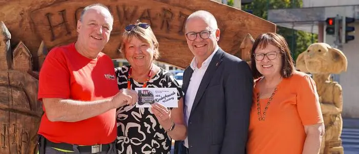 Kettensägen-Schnitzkünstler Günther Friedrich, Kinderfreunde-Vorsitzende Brigitte Holzer, Bürgermeister Bernd Osprian und Finanzstadträtin Christine Hemmer