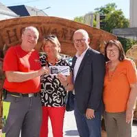 Kettensägen-Schnitzkünstler Günther Friedrich, Kinderfreunde-Vorsitzende Brigitte Holzer, Bürgermeister Bernd Osprian und Finanzstadträtin Christine Hemmer