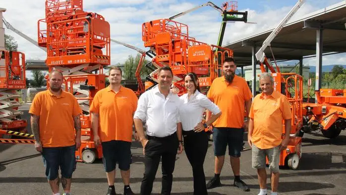 Bernd und Bianca Stroißnigg mit ihrem Team am neuen Standort