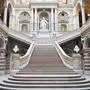 Blick auf die Stiege mit der Statue der Justitia im Justizpalast, Sitz des Obersten Gerichtshofs und des Oberlandesgerichts Wien
