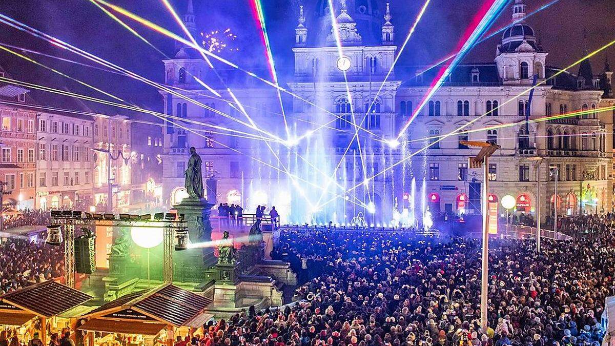 In einem Farbenmeer erstrahlte der Hauptplatz zu Silvester