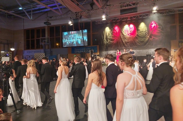 Die Klassenvorstände Alexandra Kristof (5a), Ulrike Adelmann (5b) und Anita Reiter (5c) stellten die Maturanten vor. Danach folgte eine mitreißende Polonaise, die zuvor mit Samy Böhner von „Dance Austria“ einstudiert worden war. 