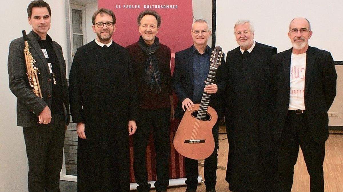 Siegi Hoffmann (Dritter von links) mit dem KUSO-Vorstand und Musikern