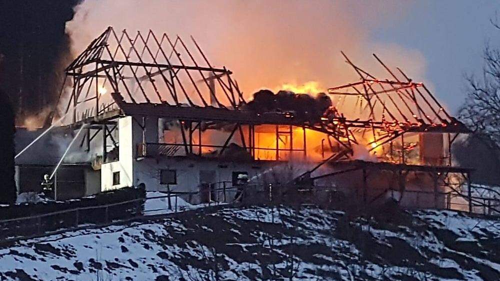 Auch ein Stall wurde im Jänner 2019 in Birkfeld ein Raub der Flammen	