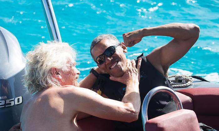 Zusammen mit dem britischen Milliardär Richard Branson lernt Obama auf Moskito Island in der Karibik Kitesurfen