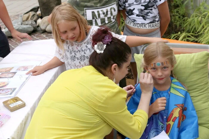 Während die Erwachsenen unter anderen den Badeteich und die großzügige St. Donater Wohnanlage einer Besichtigung unterziehen konnten, kamen die Kleinen beim Kinderschminken voll auf ihre Kosten. 