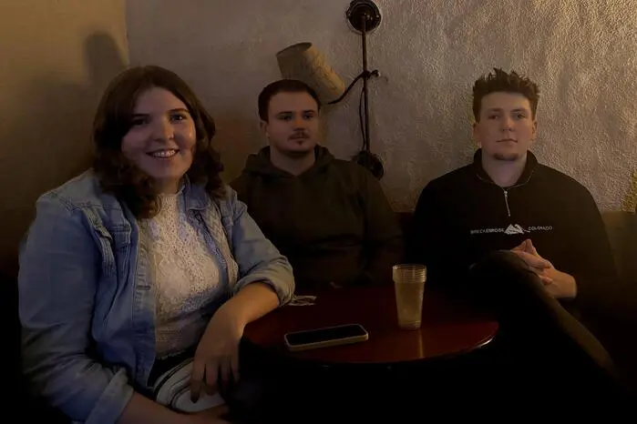Bei der Motto-Release-Party im Gasthaus Rainer wurde enthüllt, unter welchem Motto der diesjährige Maturaball stehen wird: „Spieglein, Spieglein an der Wand – wer verlässt das B(R)G als Maturant?“