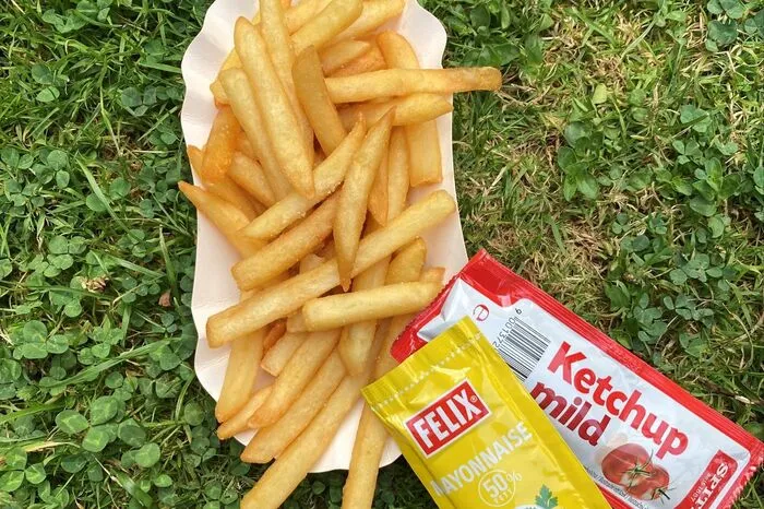 Margaretenbad: Knusprigkeit: 4/5Salzigkeit: 4/5Fettigkeit: 4/5Saucen: Mayonnaise (+ 20 cent) &amp; Ketchup (+20 cent)Anzahl: 52 PommesPreis: 3,30 Fazit: Die Portion im Margaretenbad ist um einiges kleiner, dafür sind die Pommes außen fast ideal knusprig und innen trotzdem noch schön weich. Ketchup und Mayonnaise kostet jeweils 20 Cent zusätzlich, dafür bekommt man die Saucen separat und kann sie selbst platzieren. Nostalgische Tiefkühl-Schwimmbad-Pommes-Perfektion wird hier schon beinahe erreicht.  