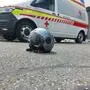 Ein Motorradhelm liegt vor einem Rettungswagen auf dem Asphalt. | Bereits neun Menschen starben 2025 bei Motorradunfällen in Kärnten (Symbolfoto)