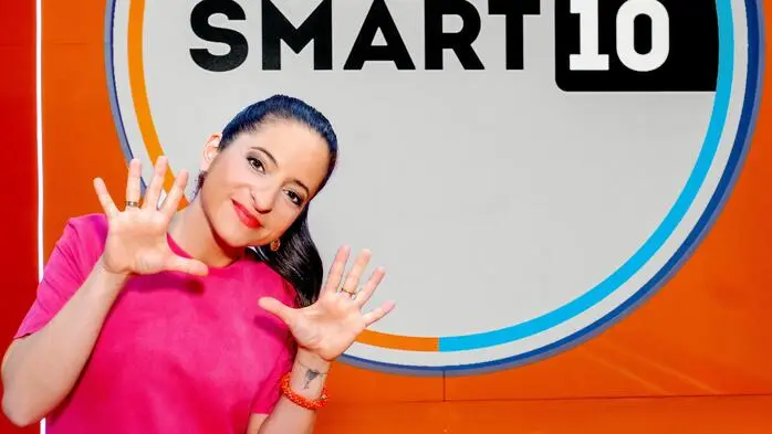 Das Quiz „Smart10“ wird von Caroline Athanasiadis moderiert