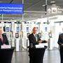 Der rumänische Innenminister Cătălin Predoiu, Innenminister Gerhard Karner (ÖVP) und Flughafen-Vorstand Günther Ofner  am Flughafen Wien in Schwechat.