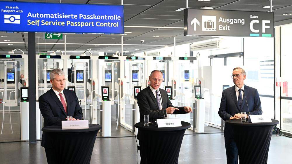 Der rumänische Innenminister Cătălin Predoiu, Innenminister Gerhard Karner (ÖVP) und Flughafen-Vorstand Günther Ofner  am Flughafen Wien in Schwechat.