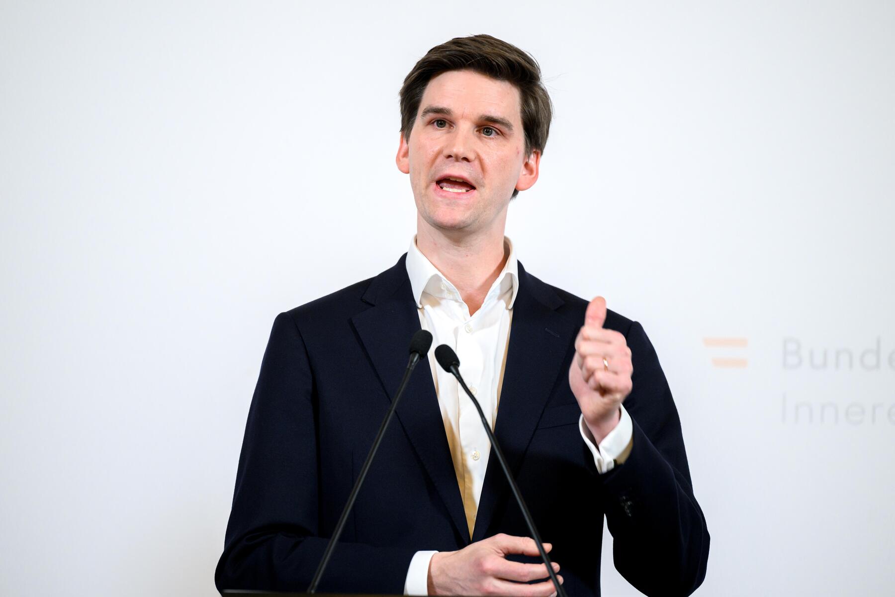 Hoyos:  „8+2“-Modell bei Wehrpflicht ist nicht Neos-Position