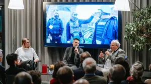 Christian Wehrschütz im Gespräch mit Außenpolitik-Ressortleiterin Maria Schaunitzer und Moderator Thomas Cik.