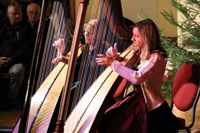 Das „Harfenduo“ Eveline Schuler und Nadja Wallner spielte u.a.: „Gruß an Inssbruck“, „Hochberger Harfenweis“, „Bpabale, Liabele du“, „Wandern im Wald“. 