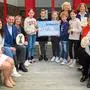 Bei der Spendenübergabe waren natürlich auch stolze Schüler dabei
