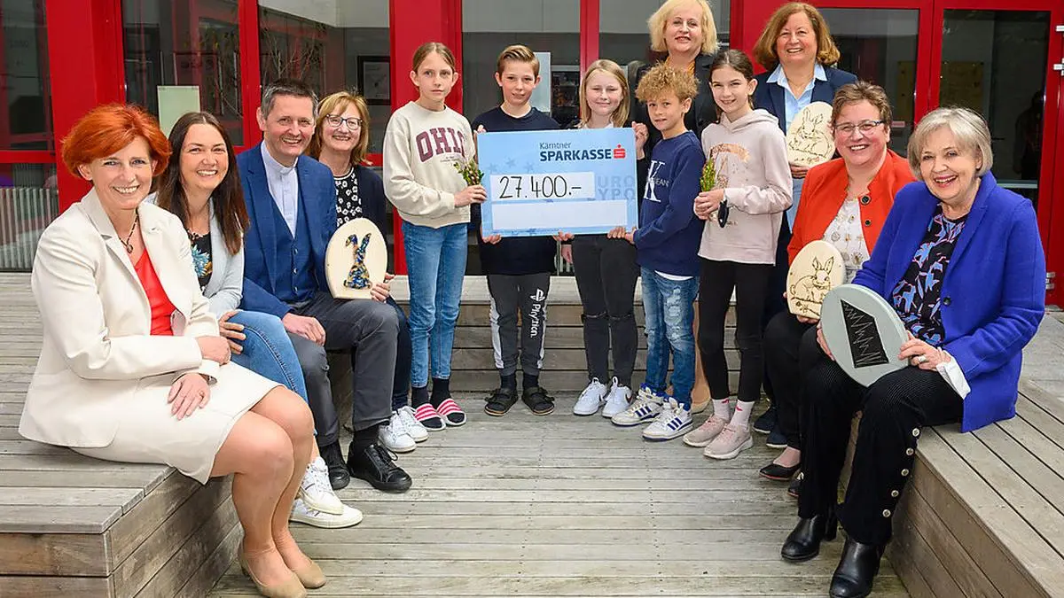 Bei der Spendenübergabe waren natürlich auch stolze Schüler dabei