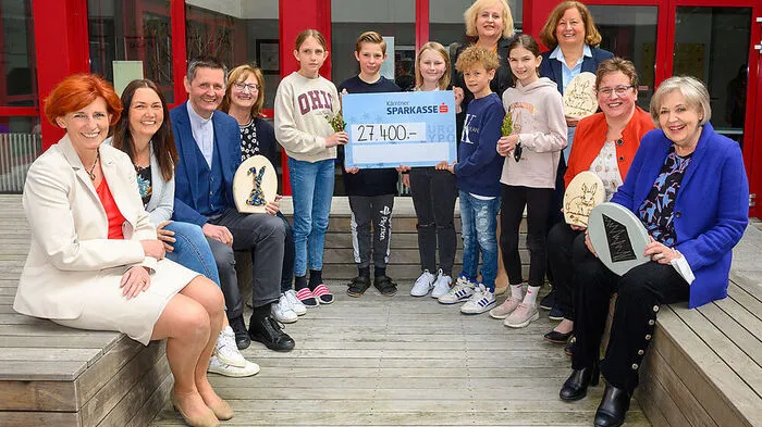 Bei der Spendenübergabe waren natürlich auch stolze Schüler dabei
