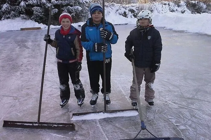 Rechtzeitig zum verlängerten Wochenende hat tagsüber auch der Eislaufplatz am Sportplatz Duel in Rosegg geöffnet.