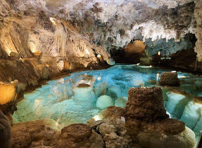 Eintauchen in eine märchenhafte Kulisse: Tropfsteinhöhle in Aracena in Andalusien