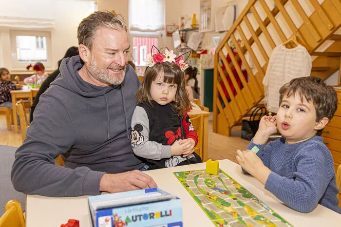 Kleine-Zeitung-Redakteur Andreas Jandl beim Wüfelspiel