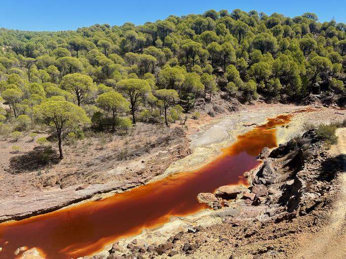 Spuren des einstigen Bergbaus: der durch Schwermetalle eingefärbte Rio Tinto 