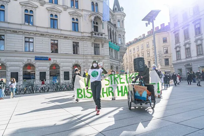 Die Grazer Jugendlichen trafen sich bei der Oper, zogen durch die Stadt, um dann die Schlusskundgebung auf dem Hauptplatz abzuhalten.